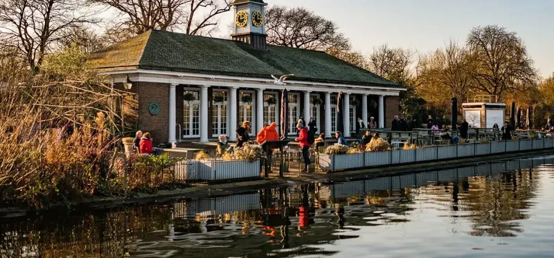 Hyde Park green space and Serpentine Lake