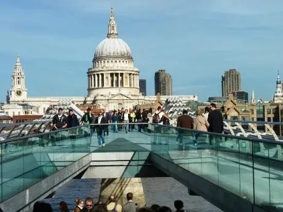 Southbank walk with Tate Modern and St Paul's Cathedral